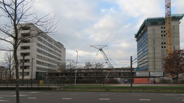 838861 Gezicht op de bouwwerkzaamheden op het terrein van het voormalige ziekenhuis Oudenrijn (Van Heuven Goedhartlaan ...